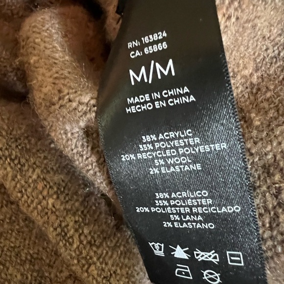 Well Worn Brand Knot Turtleneck - Picture 6 of 6